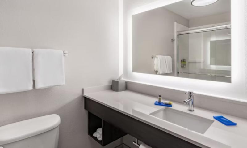 适合残疾人士使用的带超级大床的标准间, Holiday Inn Express & Suites Trinidad, An Ihg