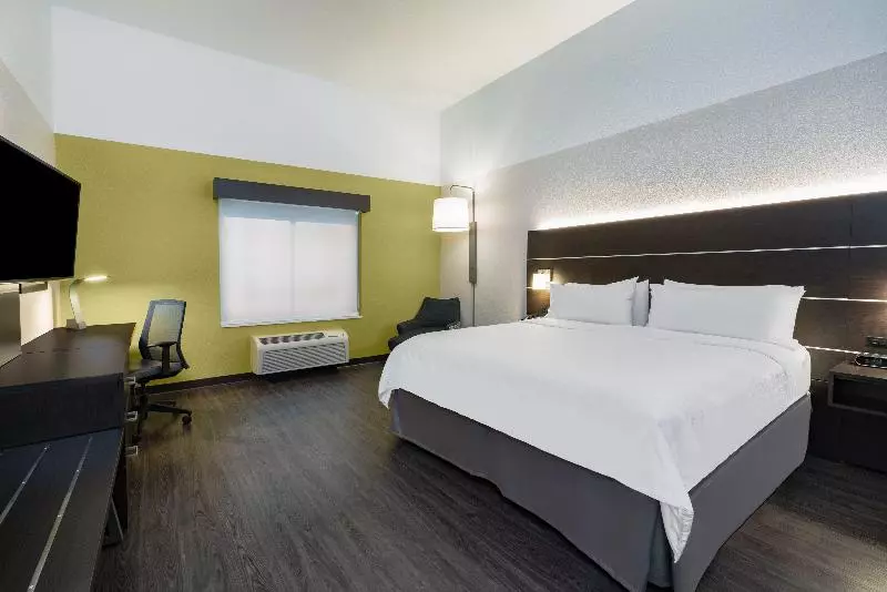 キングサイズベッドのスタンダードルーム, Holiday Inn Express & Suites Trinidad, An Ihg