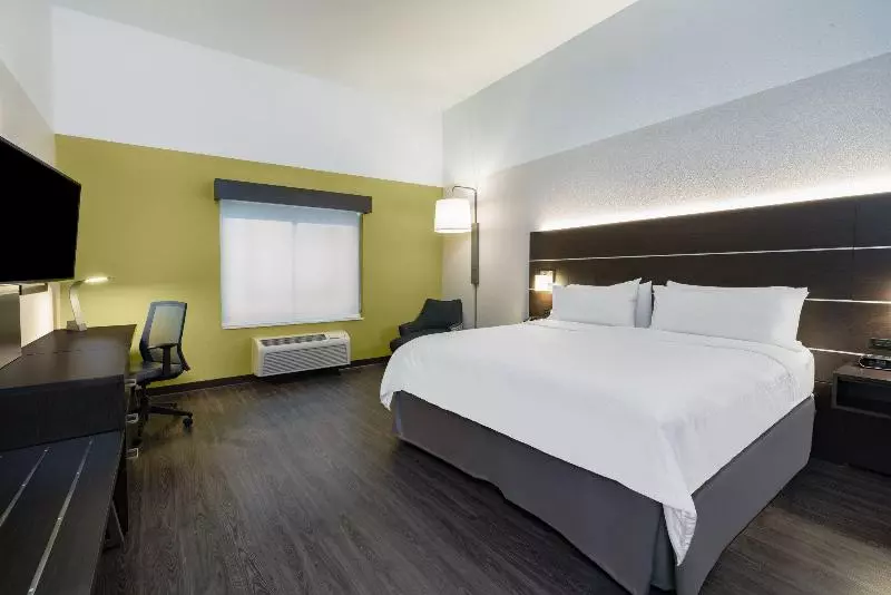 キングサイズベッドのスタンダードルーム, Holiday Inn Express & Suites Trinidad, An Ihg