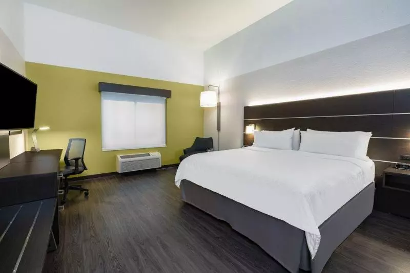 キングサイズベッドのスタンダードルーム, Holiday Inn Express & Suites Trinidad, An Ihg