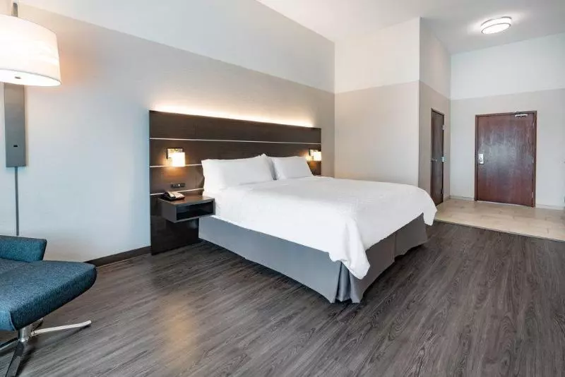 キングサイズベッドのスタンダードルーム, Holiday Inn Express & Suites Trinidad, An Ihg