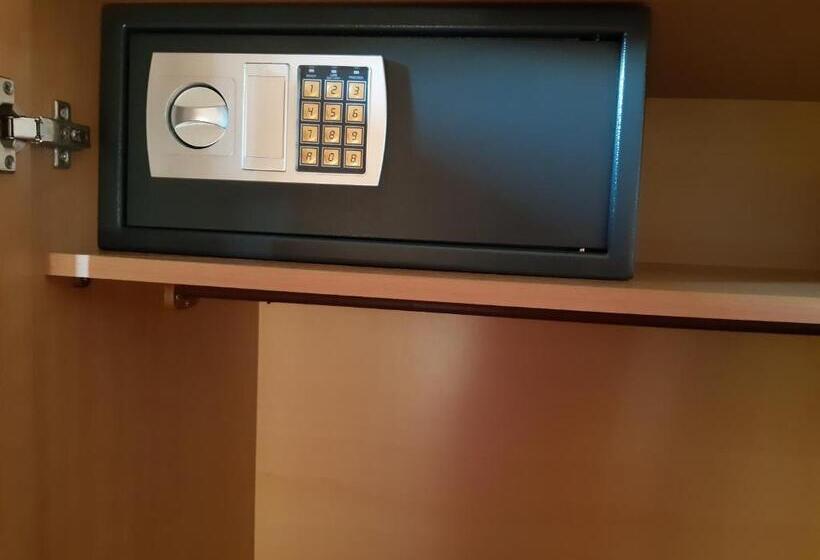 חדר סטנדרט לשלושה עם נוף צדדי לים, Lidra