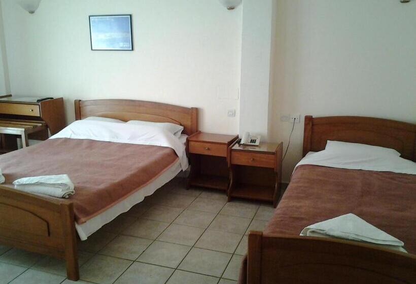 חדר סטנדרט לשלושה עם נוף צדדי לים, Lidra