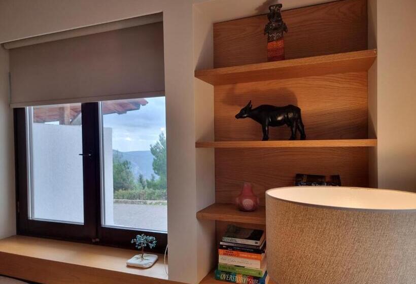 سوئیت با بالکن, Likoria