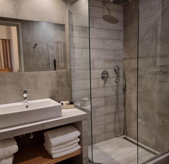 سوئیت با بالکن, Likoria