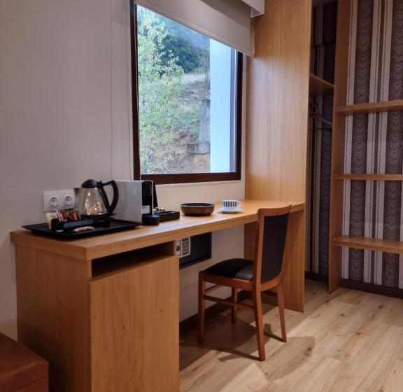 سوئیت با بالکن, Likoria