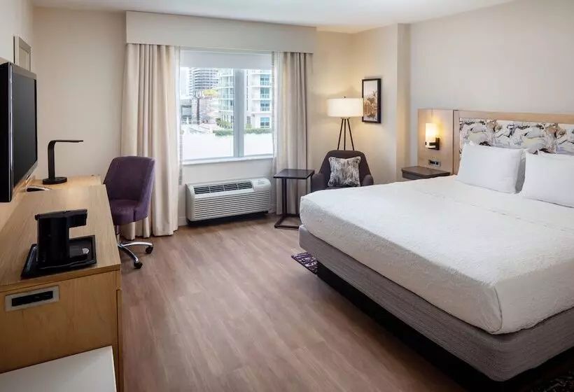 اتاق استاندارد با تخت بزرگ برای معلولان, Hampton Inn & Suites Miami/brickelldowntown