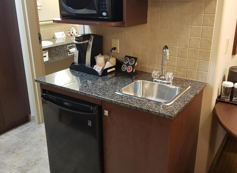 Люкс Deluxe Кровать Кинг, Ramada By Wyndham High River