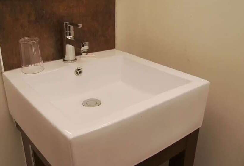 חדר משפחתי, The Abbey Lodge