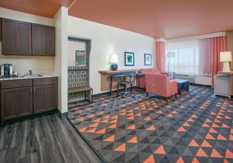 带大床的套房, Holiday Inn Dallas   Fort Worth Airport South, An Ihg