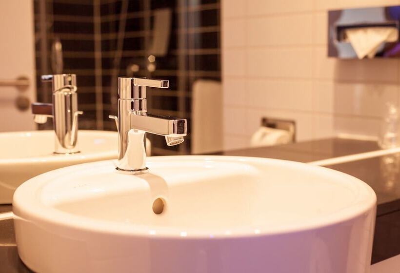 Номер Стандарт Адаптированный для Инвалидов, Holiday Inn Express Montpellier   Odysseum, An Ihg