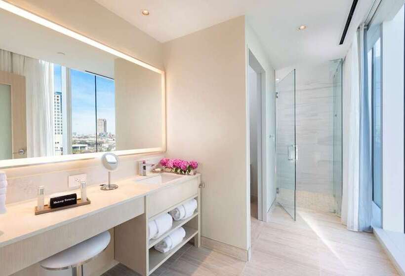 带大床的高级房间, Hilton Richmond Hotel & Spa/short Pump