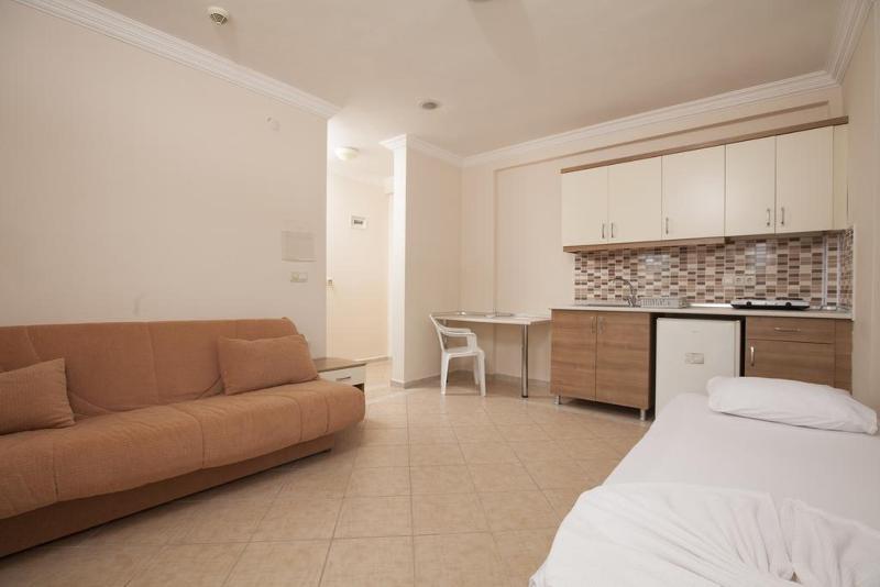 شقة غرفة واحدة, Catty Cats Garden