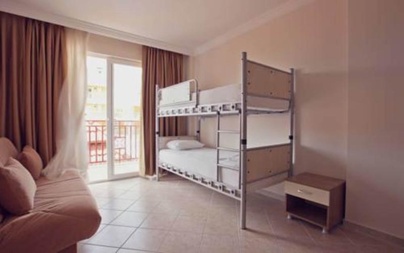 شقة غرفة واحدة, Catty Cats Garden