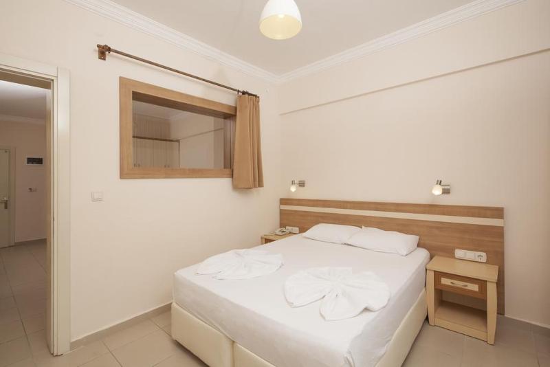 شقة غرفة واحدة, Catty Cats Garden