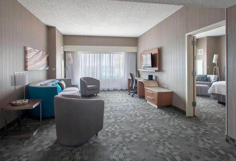 Люкс Кровать Кинг, Courtyard By Marriott Newark Elizabeth