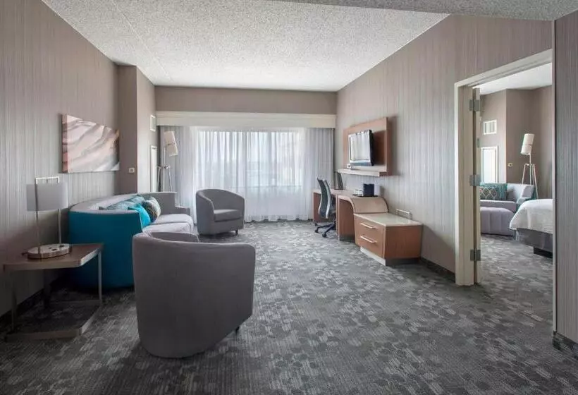 سوئیت با تخت بزرگ, Courtyard By Marriott Newark Elizabeth