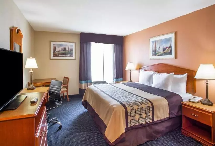 キングサイドベッドのスタンダードワンルーム, Days Inn & Suites By Wyndham Thibodaux