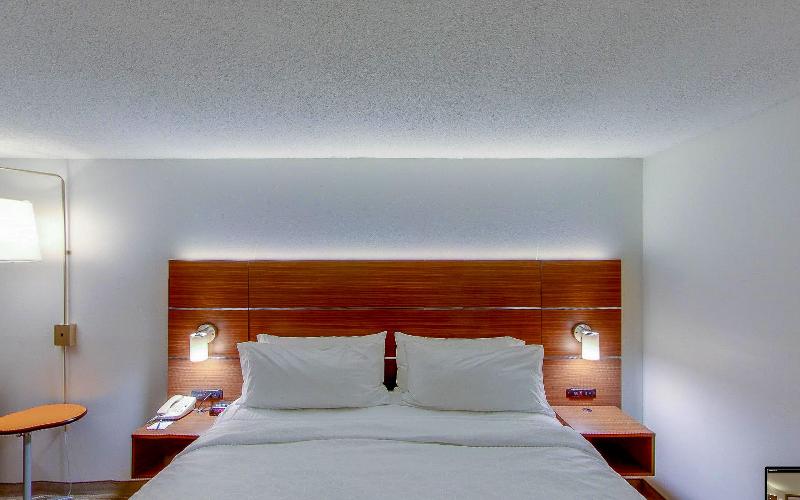 适合残疾人士使用的带超级大床的标准间, Holiday Inn Express Fort Wayne East New Haven, An Ihg