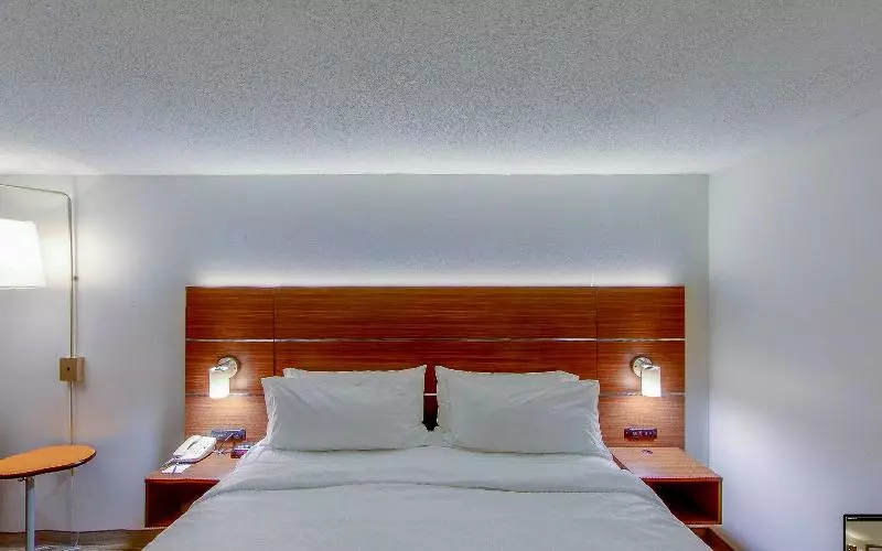 身障者適用キングサイズベッドルーム, Holiday Inn Express Fort Wayne   East   New Haven, An Ihg