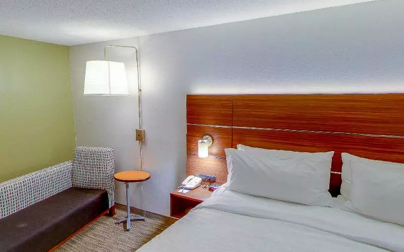 身障者適用キングサイズベッドルーム, Holiday Inn Express Fort Wayne   East   New Haven, An Ihg