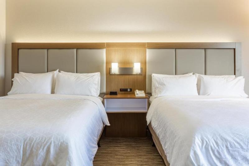 장애인을 위한 스탠다드 룸, Holiday Inn Express Rockford Loves Park, An Ihg