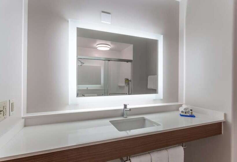 스탠다드 룸 더블 침대 2개, Holiday Inn Express Rockford Loves Park, An Ihg