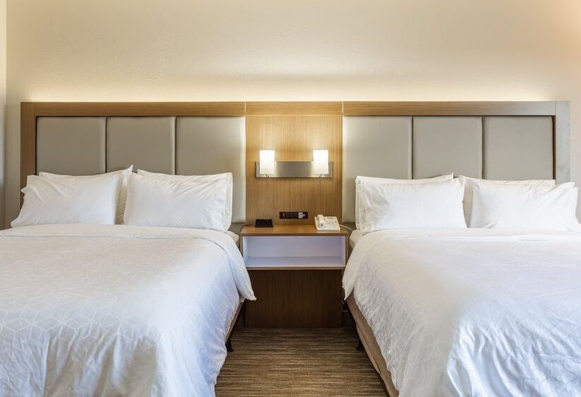 带2个双人床的标准工作室, Holiday Inn Express Rockford Loves Park, An Ihg