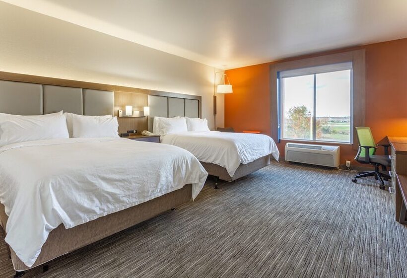 带2个双人床的标准工作室, Holiday Inn Express Rockford Loves Park, An Ihg
