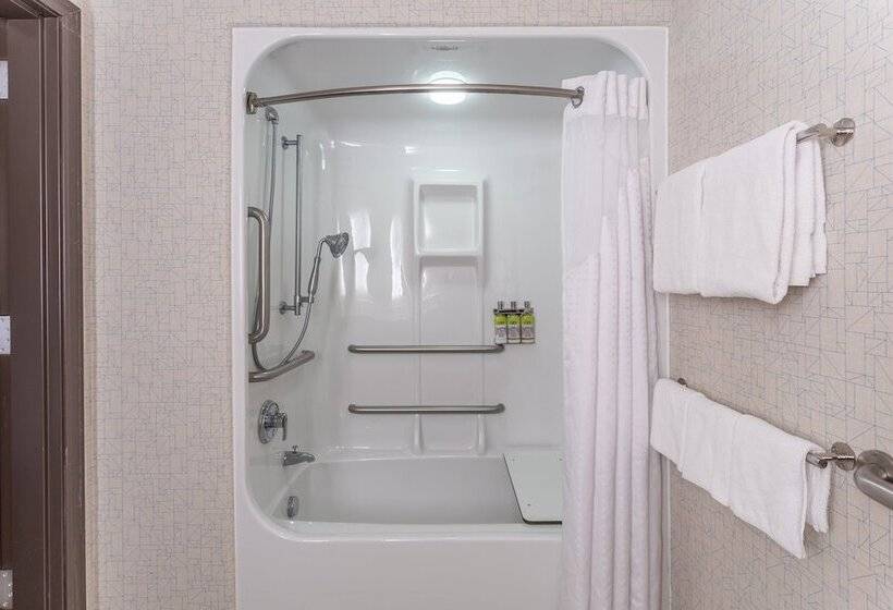 장애인을 위한 스위트, Holiday Inn Express Rockford Loves Park, An Ihg