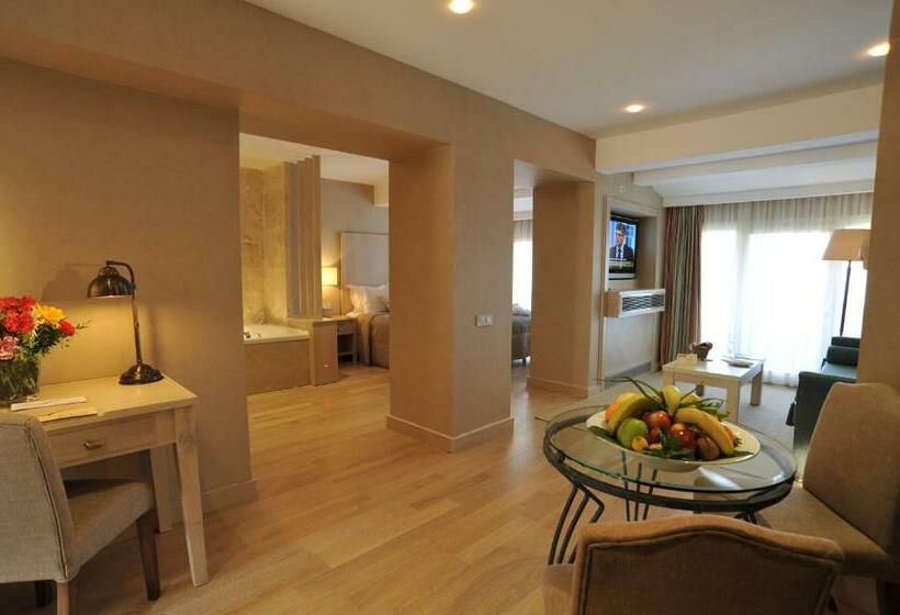 سوییت با چشم‌انداز استخر, Marti Resort Deluxe