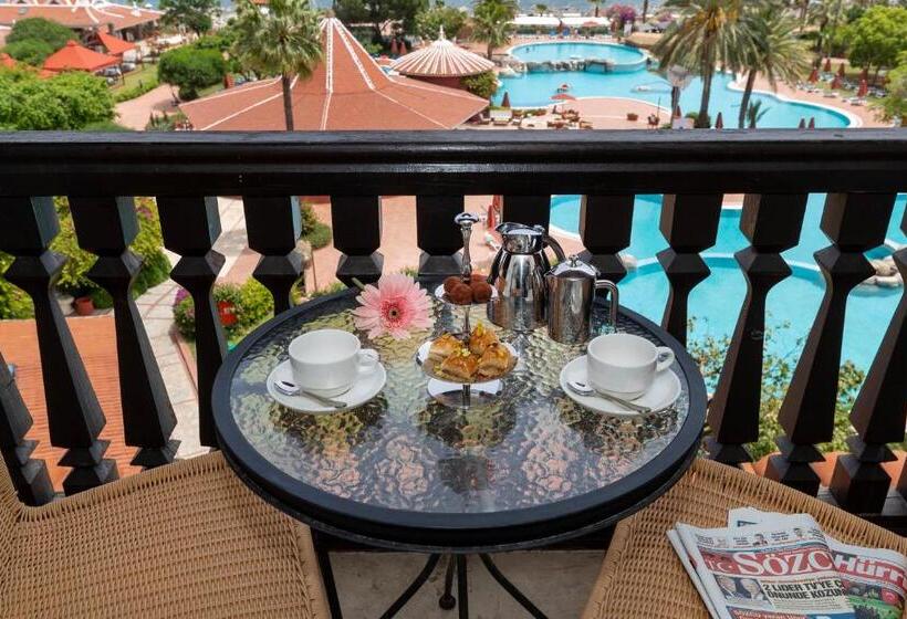 سوییت با چشم‌انداز استخر, Marti Resort Deluxe