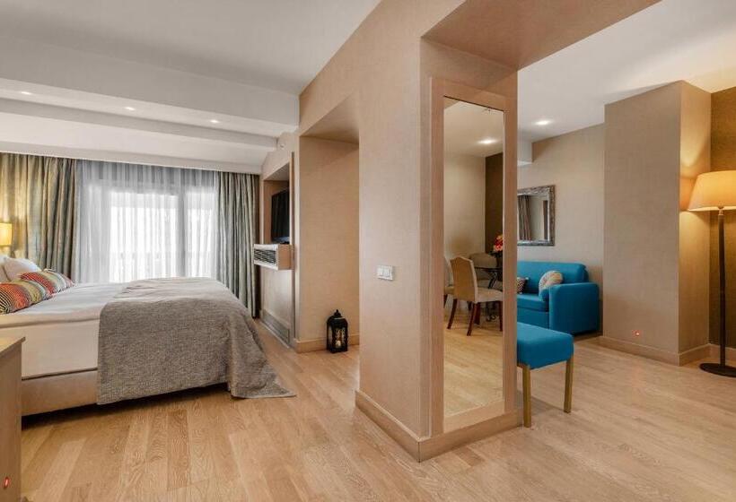 套房带泳池景, Marti Resort Deluxe