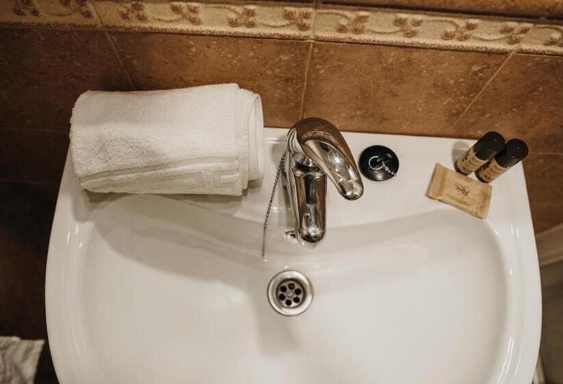 スタンダードトリプルルーム, Nuro