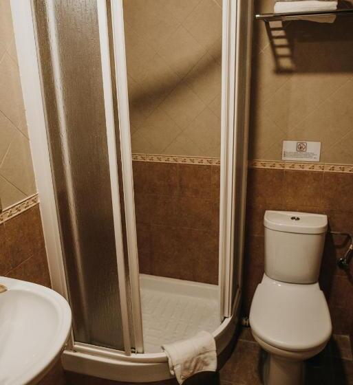 スタンダードトリプルルーム, Nuro