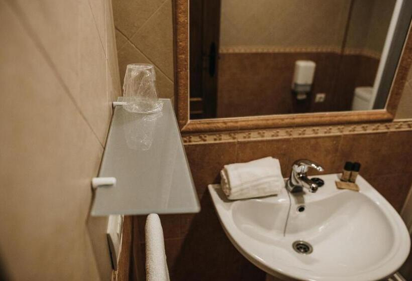 スタンダードトリプルルーム, Nuro