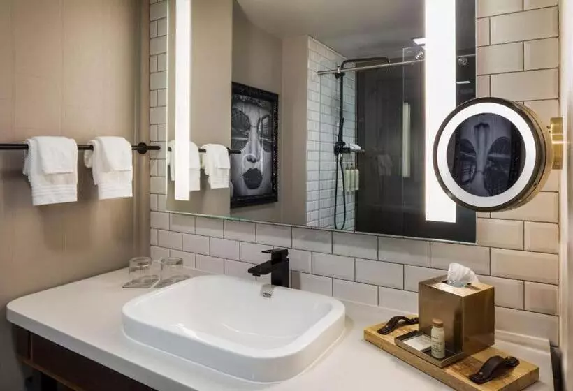 اتاق لوکس با تخت بزرگ, Renaissance Minneapolis Hotel, The Depot