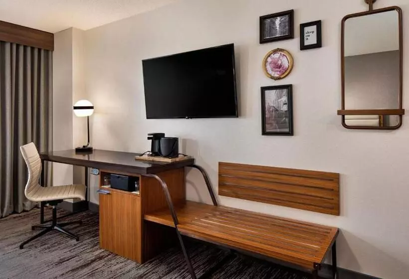 اتاق استاندارد با تخت بزرگ برای معلولان, Renaissance Minneapolis Hotel, The Depot