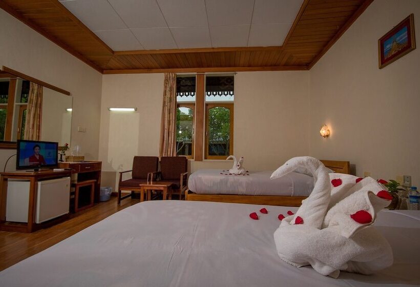 Habitación Superior, Ruby True