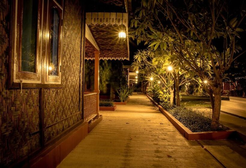 Habitación Triple Superior, Ruby True