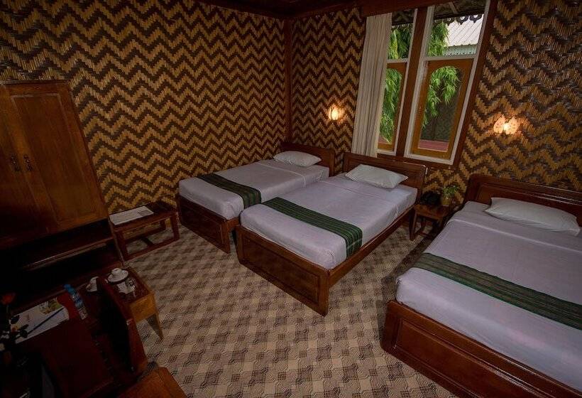 Habitación Triple Superior, Ruby True