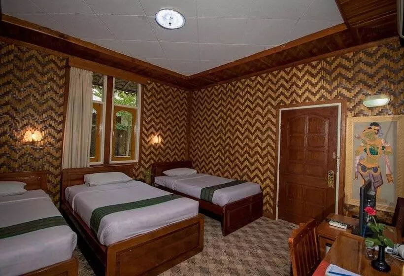 Superior Triple Room, Ruby True