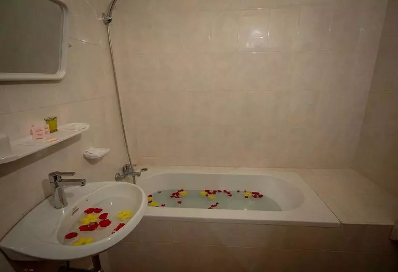 Deluxe Triple Room, Ruby True