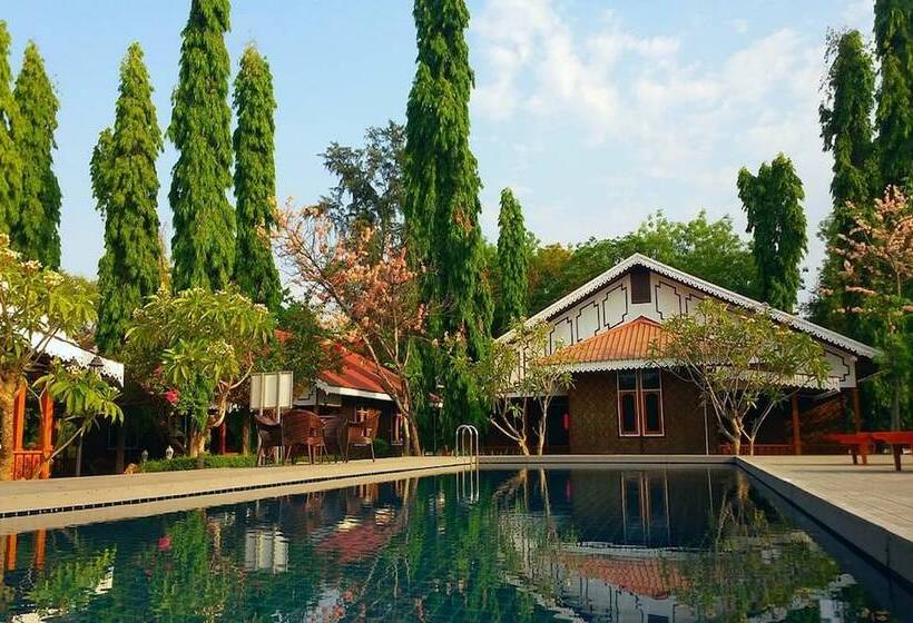 Habitación Triple Deluxe, Ruby True