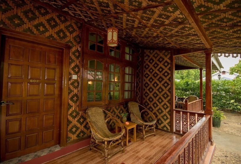 Habitación Triple Deluxe, Ruby True