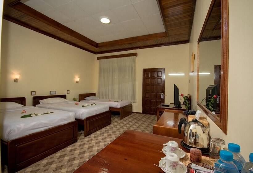 Habitación Triple Deluxe, Ruby True