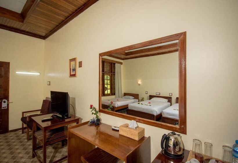 Habitación Triple Deluxe, Ruby True