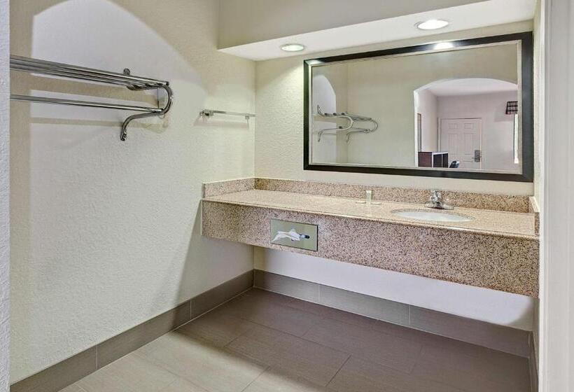 身障者適用キングサイズベッドルーム, Super 8 By Wyndham Houston Hobby Airport South