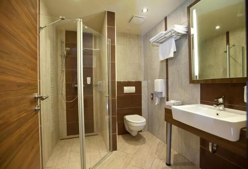 اتاق سوپریور خانوادگی, Makar Sport & Wellness