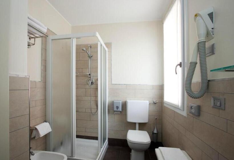 إستديو قياسى مزود بشرفة, Vienna